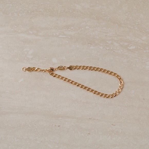 Tribeca Curb Bracelet | 18k Gold Filled - Picture 5 of 10